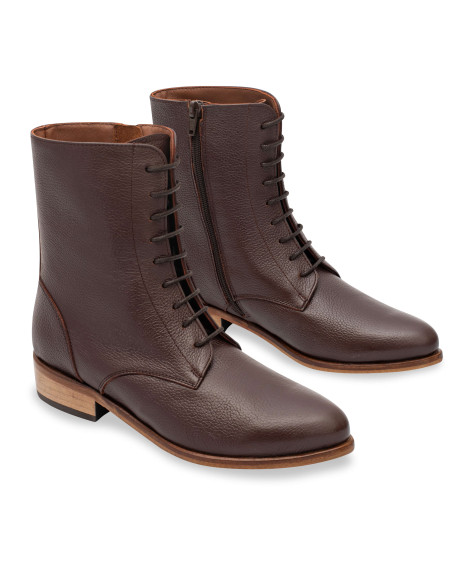 Women’s leather pointed-toe ankle boots in burgundy color, angled view, on a white background - MONPIEL Women’s leather pointed-toe ankle boots in burgundy color, angled view, on a white background - MONPIEL