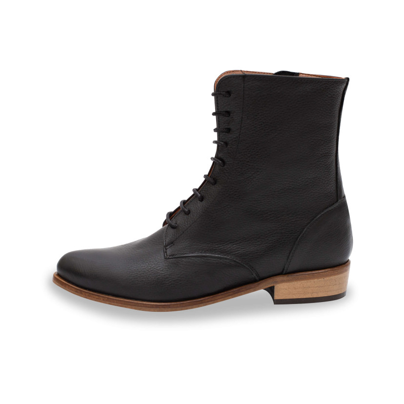 Women’s leather pointed-toe ankle boots in black color, side view, on a white background - MONPIEL