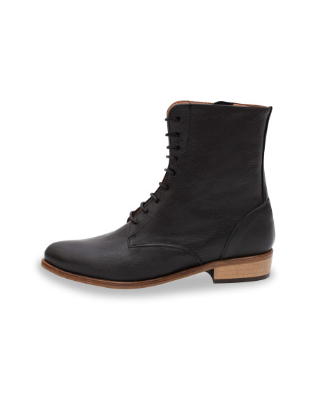 Damen-Lederstiefelette mit spitzer Spitze in Schwarz, Seitenansicht auf weißem Hintergrund - MONPIEL Damen-Lederstiefelette mit spitzer Spitze in Schwarz, Seitenansicht auf weißem Hintergrund - MONPIEL