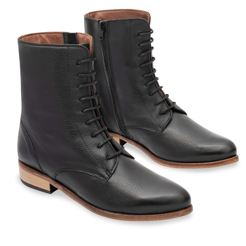 Women’s leather pointed-toe ankle boots in black color, angled view, on a white background - MONPIEL