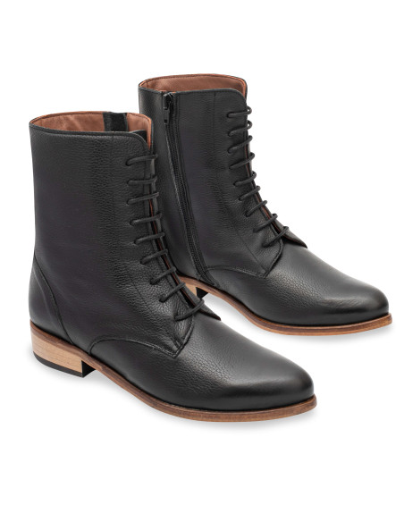 Damen-Lederstiefelette mit spitzer Spitze in Schwarz, Perspektivansicht auf weißem Hintergrund - MONPIEL Damen-Lederstiefelette mit spitzer Spitze in Schwarz, Perspektivansicht auf weißem Hintergrund - MONPIEL