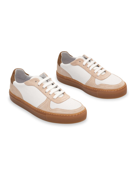 Sneakers in pelle Cosmo color bianco, vista in prospettiva su sfondo bianco - MONPIEL Sneakers in pelle Cosmo color bianco, vista in prospettiva su sfondo bianco - MONPIEL