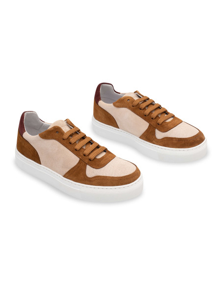 Sneakers in pelle Cosmo color cuoio, vista in prospettiva su sfondo bianco - MONPIEL