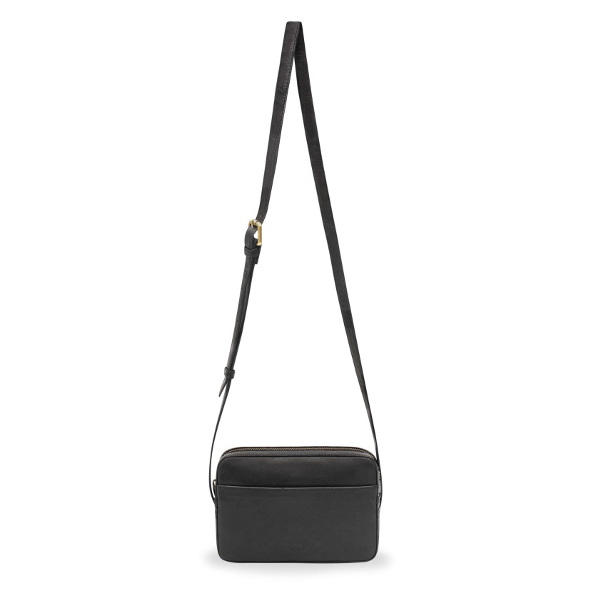 Bolsa tiracolo de couro em preto com vista frontal, detalhe da alça longa sobre fundo branco - MONPIEL