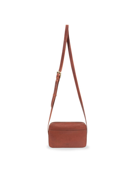 Sac bandoulière en cuir couleur cuir, vue de face, détail de la bandoulière sur fond blanc - MONPIEL Sac bandoulière en cuir couleur cuir, vue de face, détail de la bandoulière sur fond blanc - MONPIEL