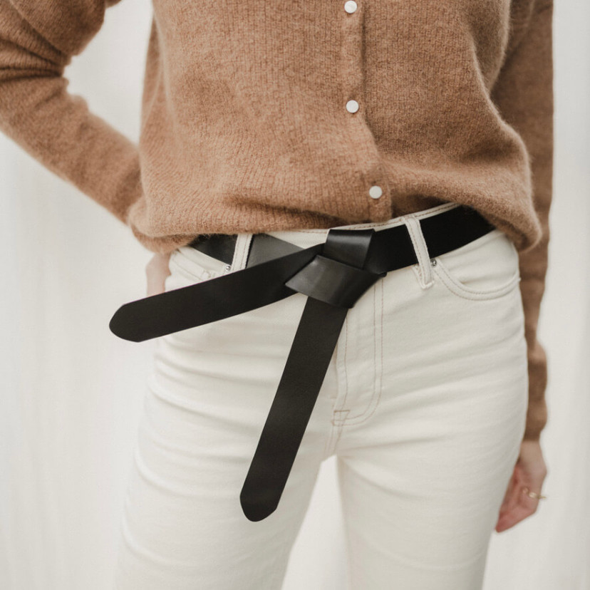 Vaquetilla leather knot belt in black color, styled with white jeans - MONPIEL