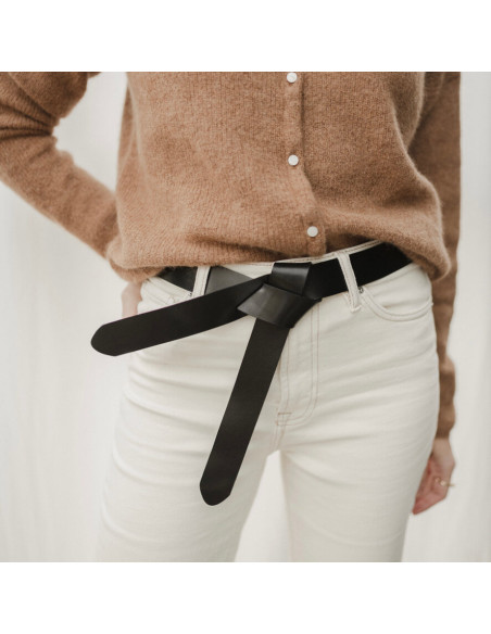 Cinto de couro preto com nó vaquetilla sobre calça jeans branca - MONPIEL Cinto de couro preto com nó vaquetilla sobre calça jeans branca - MONPIEL