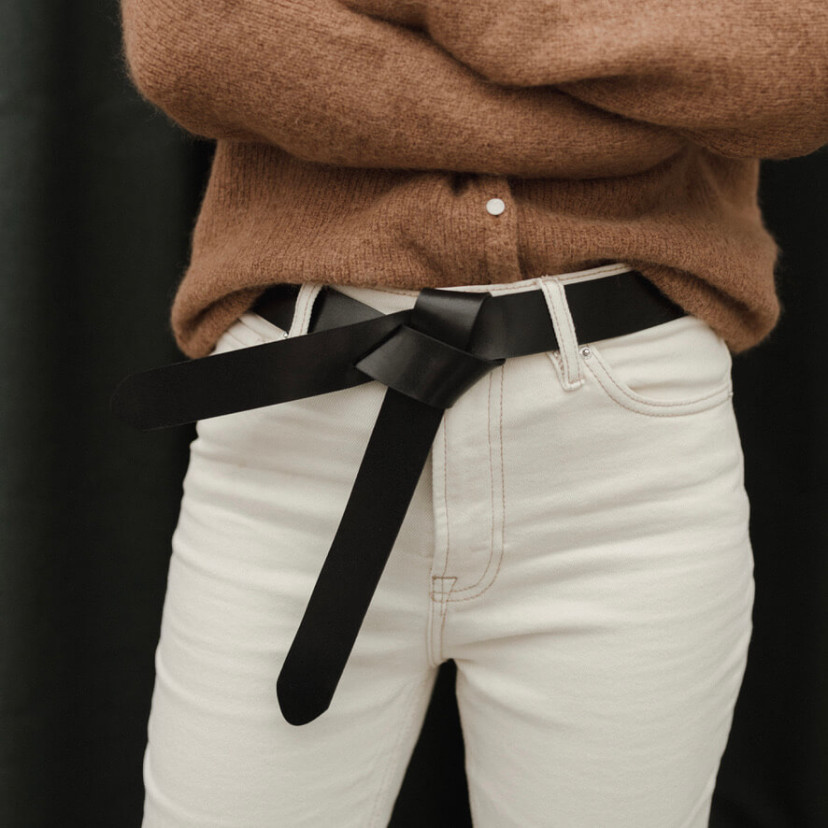 Vaquetilla leather knot belt in black color, front view, styled with white jeans - MONPIEL