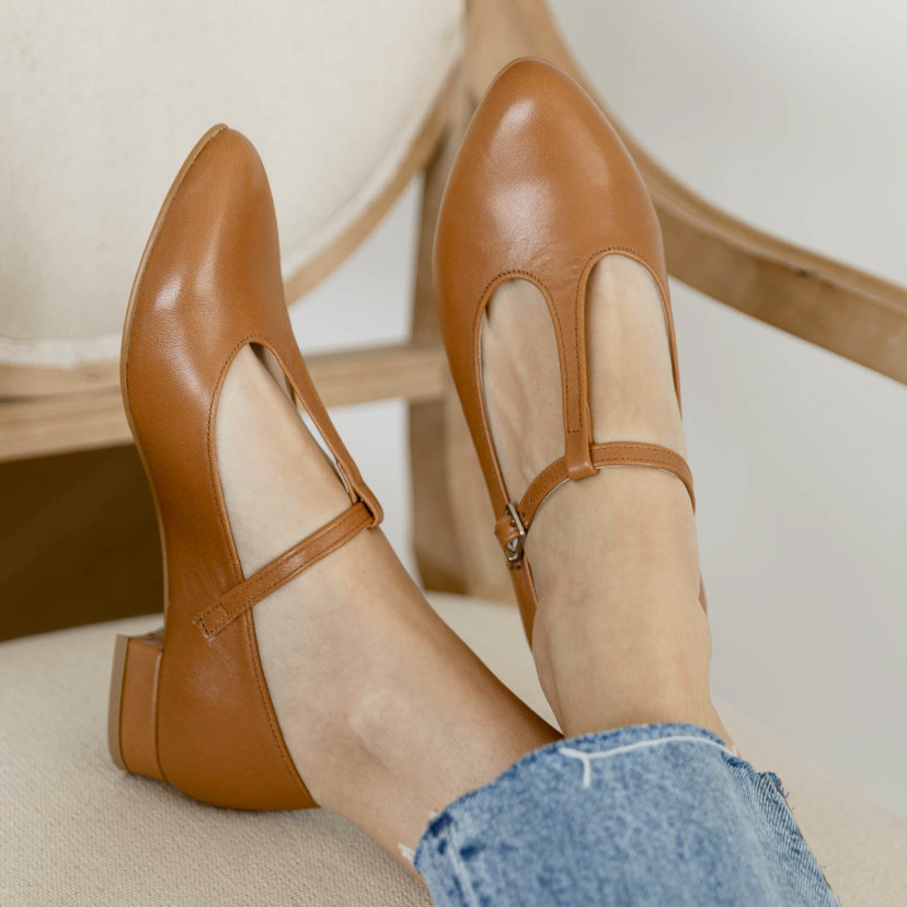 Marieta leather Mary Janes for women in tan color, front view, with crossed feet - MONPIEL