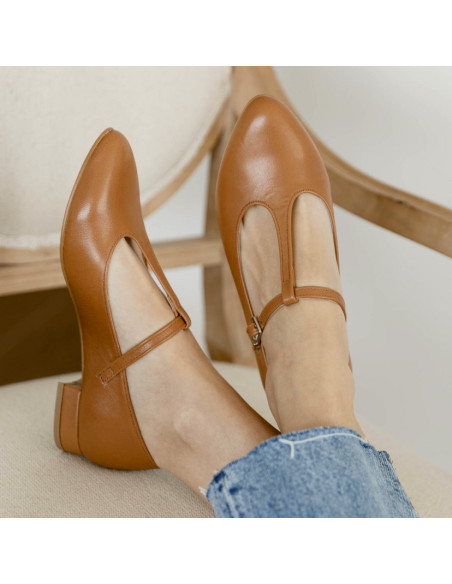 Marieta leather Mary Janes for women in tan color, front view, with crossed feet - MONPIEL Marieta leather Mary Janes for women in tan color, front view, with crossed feet - MONPIEL