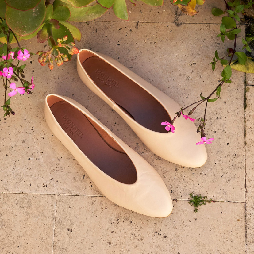 Flat ballerina in beige color, outdoor photo from above, resting on the ground - MONPIEL