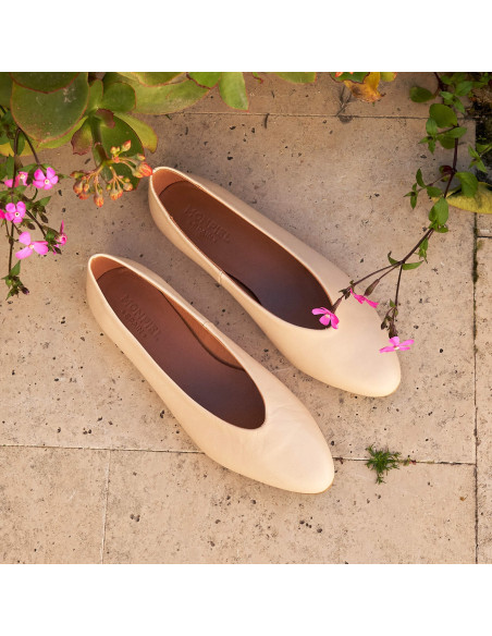 Flat ballerina in beige color, outdoor photo from above, resting on the ground - MONPIEL Flat ballerina in beige color, outdoor photo from above, resting on the ground - MONPIEL