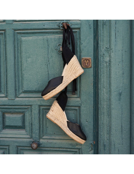 Alpargata con cuña Elba in pelle color nero appesa al pomello della porta - MONPIEL