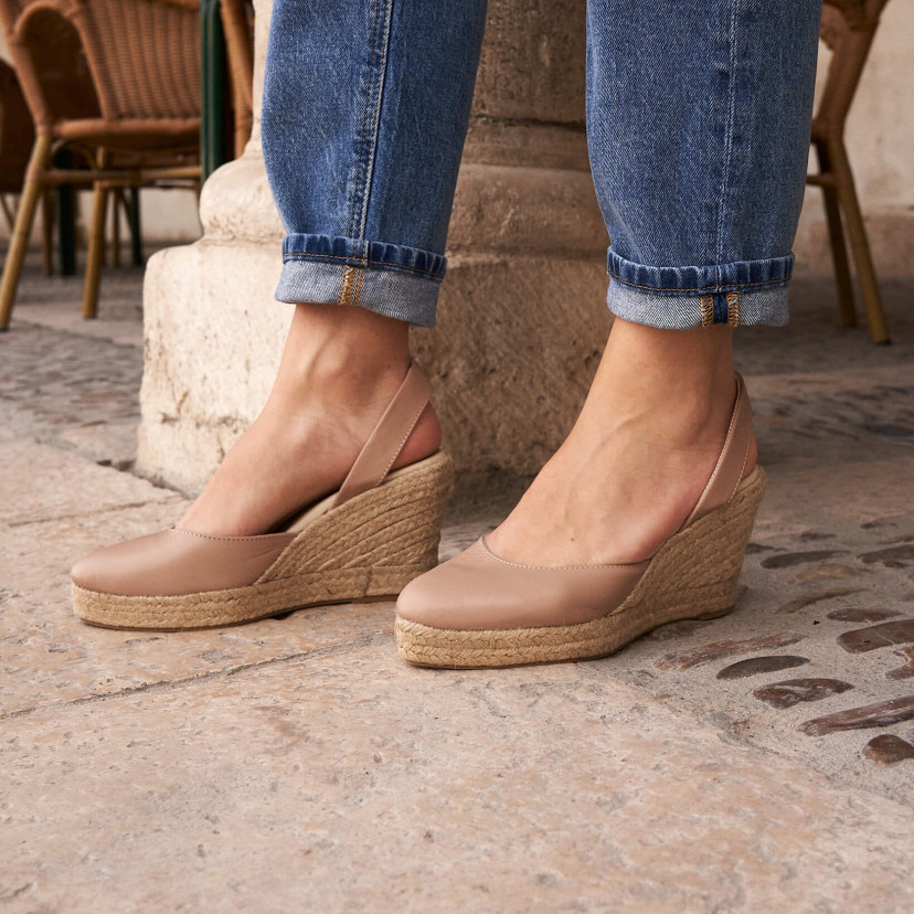 Espadrille de couro nude com cunha e vista em perspectiva, jeans ao ar livre - MONPIEL