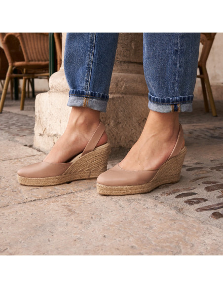 Elba-Ledersandalen mit Keilabsatz in Nude, Perspektivansicht mit Jeans im Freien - MONPIEL