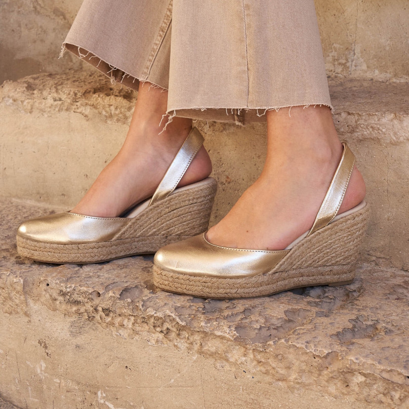 Platinum leather wedge espadrille, side view, on an outdoor step - MONPIEL