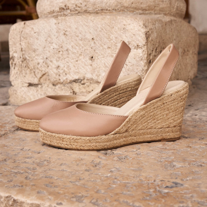 Nude leather wedge espadrille, side view, column in the background - MONPIEL