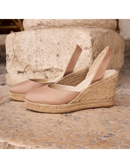 Nude leather wedge espadrille, side view with a column in the background - MONPIEL Nude leather wedge espadrille, side view with a column in the background - MONPIEL