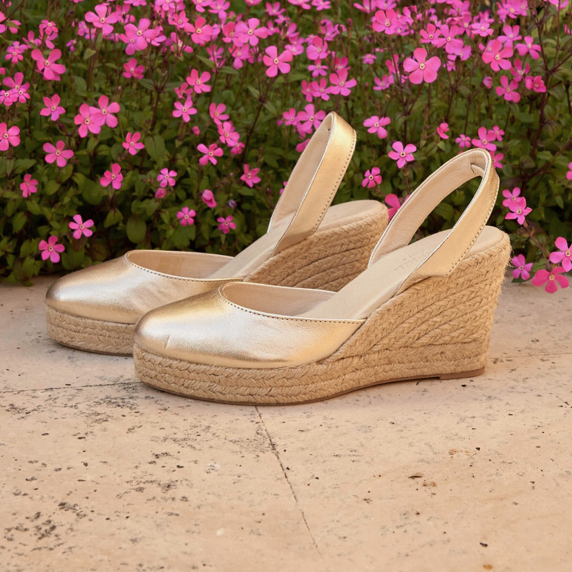 Espadrille de couro platinado com cunha e vista de perfil, fundo de flores - MONPIEL