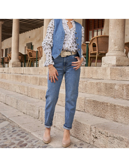 Espadrillas con zeppa in pelle color nude, vista frontale e ripresa generale all’esterno - MONPIEL