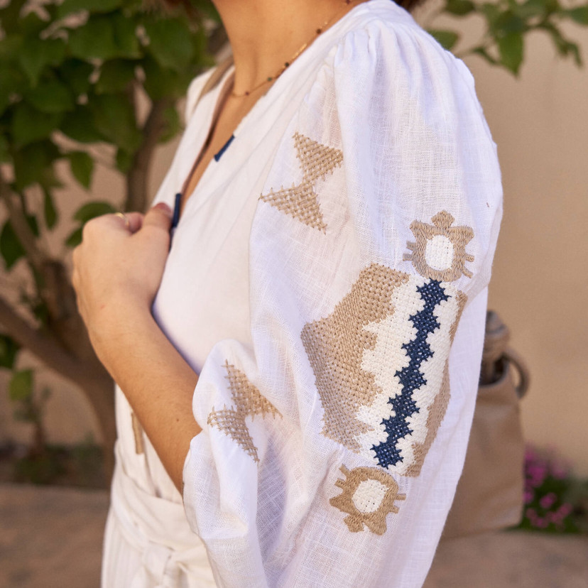 Hand-embroidered white ethnic jumpsuit, sleeve embroidery detail - MONPIEL
