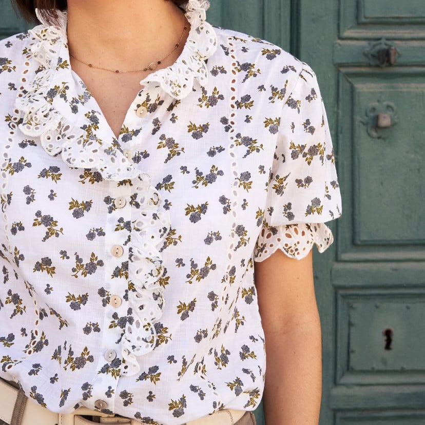 Short-sleeve lace blouse with blue floral pattern, front view, close-up detail of lace and print - MONPIEL