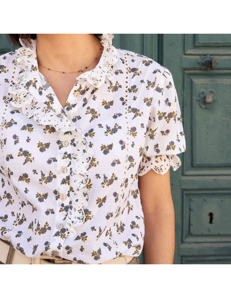 Short-sleeve lace blouse with blue floral pattern, front view, close-up detail of lace and print - MONPIEL
