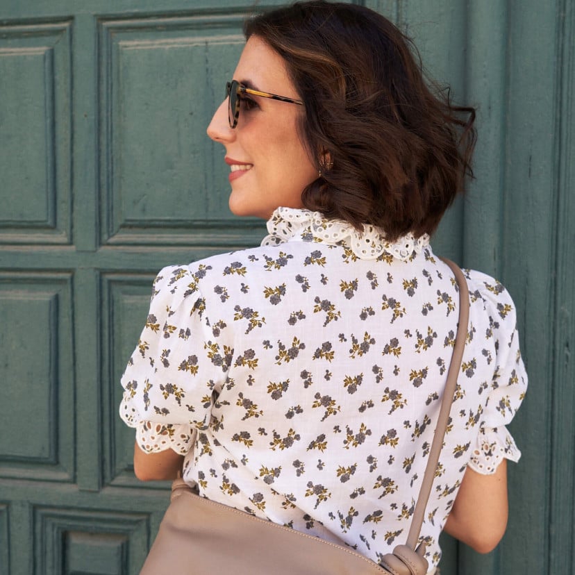 Short-sleeve lace blouse with blue floral pattern, back detail - MONPIEL
