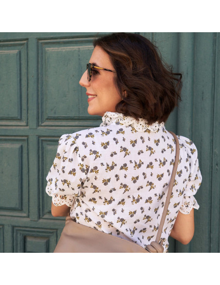 Short-sleeve lace blouse with blue floral pattern, back detail - MONPIEL