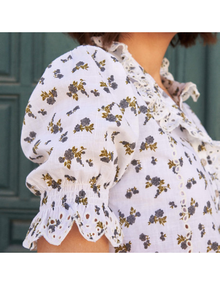 Short-sleeve lace blouse with blue floral pattern, sleeve detail - MONPIEL