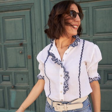Short-sleeve lace blouse with blue floral pattern, close-up detail, front view - MONPIEL 2