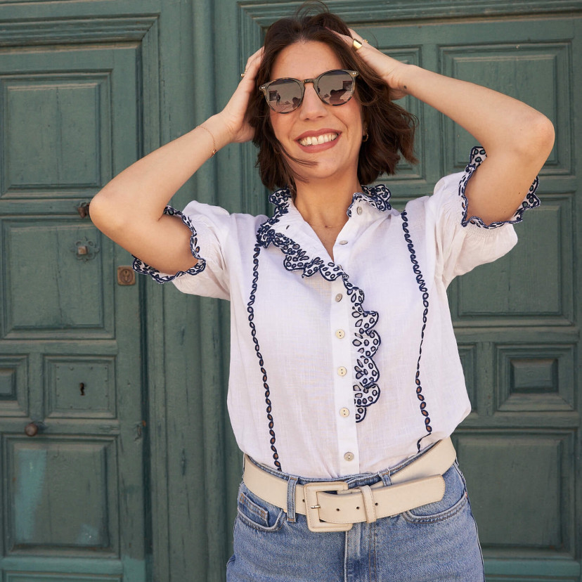 Short-sleeve white lace blouse, front view, worn with sunglasses - MONPIEL