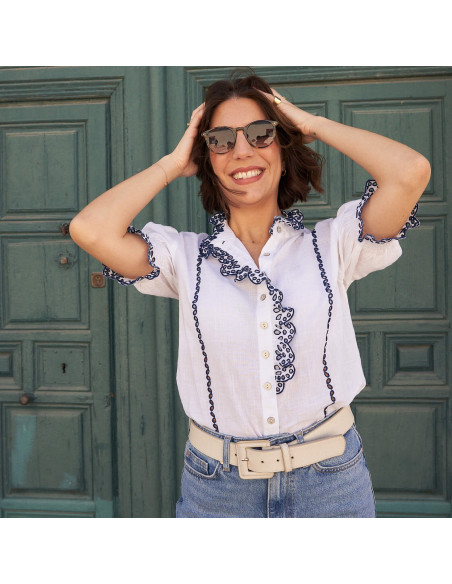 Short-sleeve white lace blouse, front view, worn with sunglasses - MONPIEL