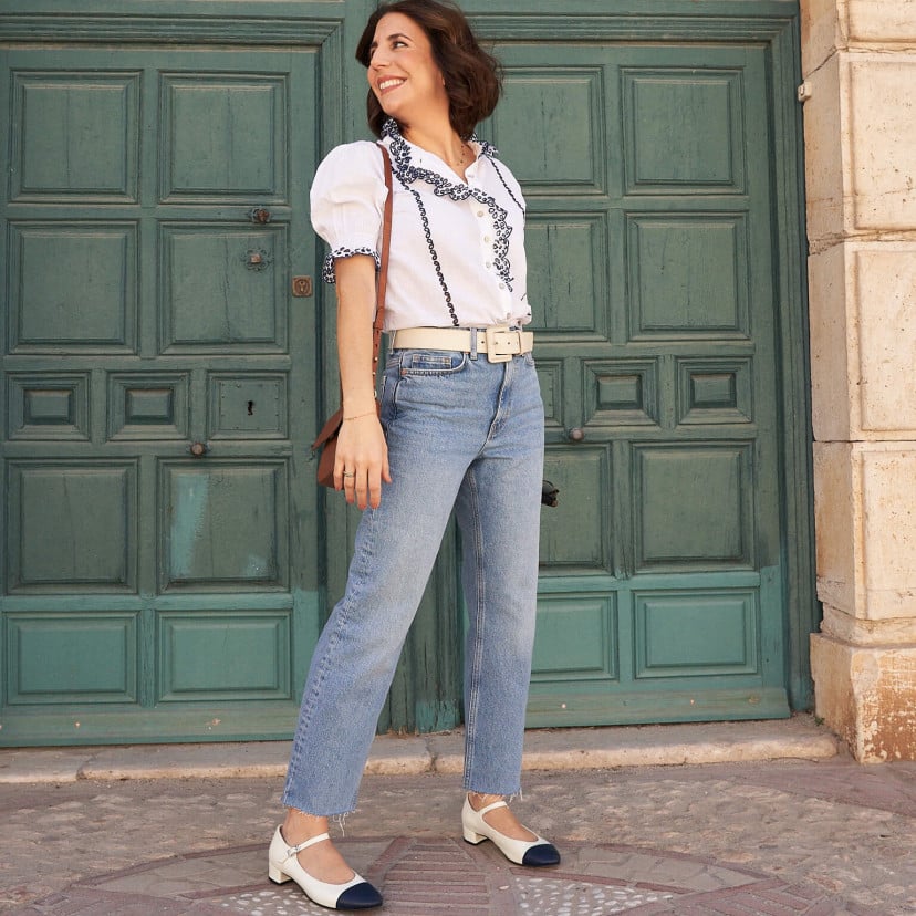 Short-sleeve white lace blouse, angled view, wide shot - MONPIEL