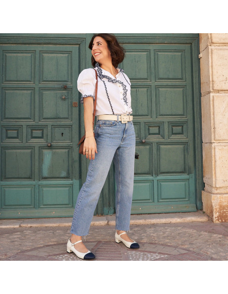 Camicia in pizzo a maniche corte di colore bianco, vista in prospettiva, ripresa generale - MONPIEL