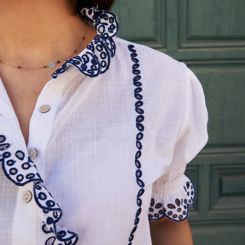 Short-sleeve white lace blouse, lace detail on the sleeve - MONPIEL