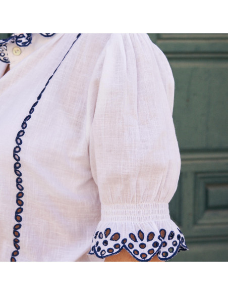 Short-sleeve white lace blouse, lace detail on the sleeve, side view - MONPIEL