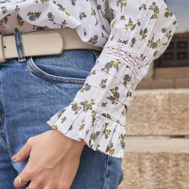 Camicia in pizzo a maniche lunghe di colore bianco, vista frontale, ripresa a mezza figura all’esterno - MONPIEL 2