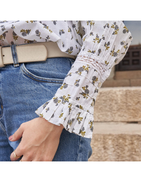 Camicia in pizzo a maniche lunghe con motivo floreale blu, dettaglio della manica in primo piano - MONPIEL
