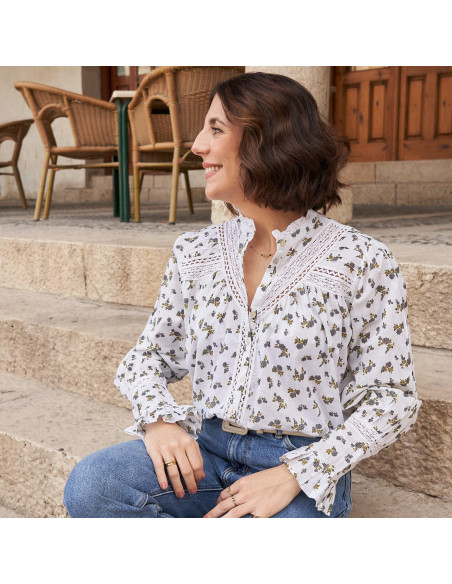 Camisa de renda com mangas longas e padrão de flores azuis, plano médio com vista frontal sentada nas escadas - MONPIEL Camisa de renda com mangas longas e padrão de flores azuis, plano médio com vista frontal sentada nas escadas - MONPIEL