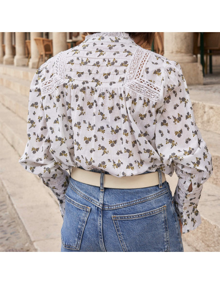 Camisa encaje manga larga en color flores azules, vista espalda - MONPIEL