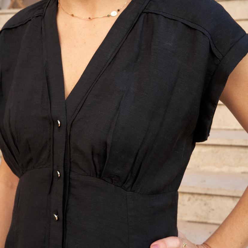 Short black linen dress, close-up of the neckline - MONPIEL