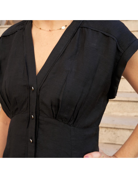 Short black linen dress, close-up of the neckline - MONPIEL Short black linen dress, close-up of the neckline - MONPIEL