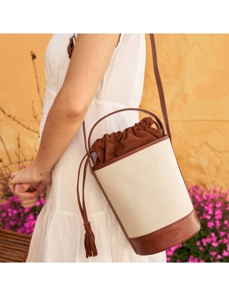 Short white linen dress, side view, bag hanging over the shoulder - MONPIEL Short white linen dress, side view, bag hanging over the shoulder - MONPIEL