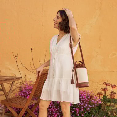Vestido corto lino en color blanco sentada silla en exterior - MONPIEL 2