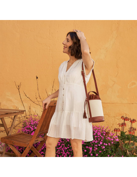 Vestido corto lino en color blanco, plano medio en exterior con fondo flores - MONPIEL