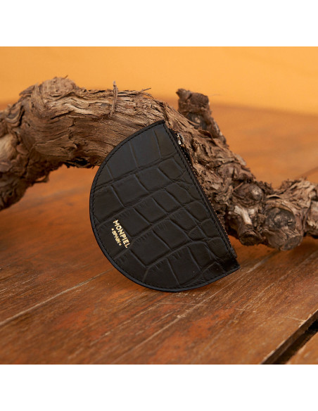 Half-moon leather coin purse in black color, resting on a branch - MONPIEL Half-moon leather coin purse in black color, resting on a branch - MONPIEL