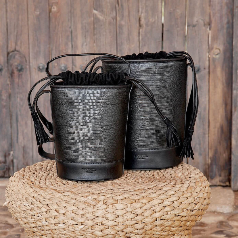 Bolsa redonda pequena em formato de cubo de couro com estampa de cobra preta, junto com uma bolsa redonda grande, vist - MONPIEL