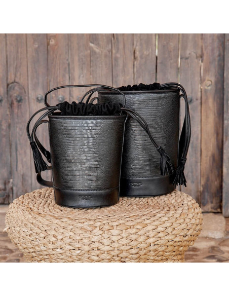 Petit sac rond en forme de cube en cuir avec motif serpent noir, associé à un grand sac rond en forme de cube, vue de - MONPIEL