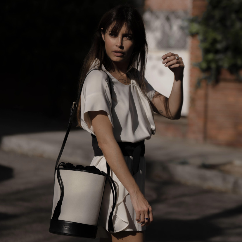 Bolsa cubo de canvas e couro preta, pendurada no ombro ao ar livre - MONPIEL